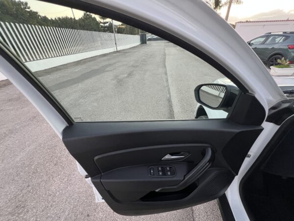 Dacia Duster 1.0 GPL 100 CV - immagine 9