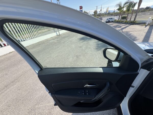 Dacia Duster 1.5 cc 110 CV - immagine 9